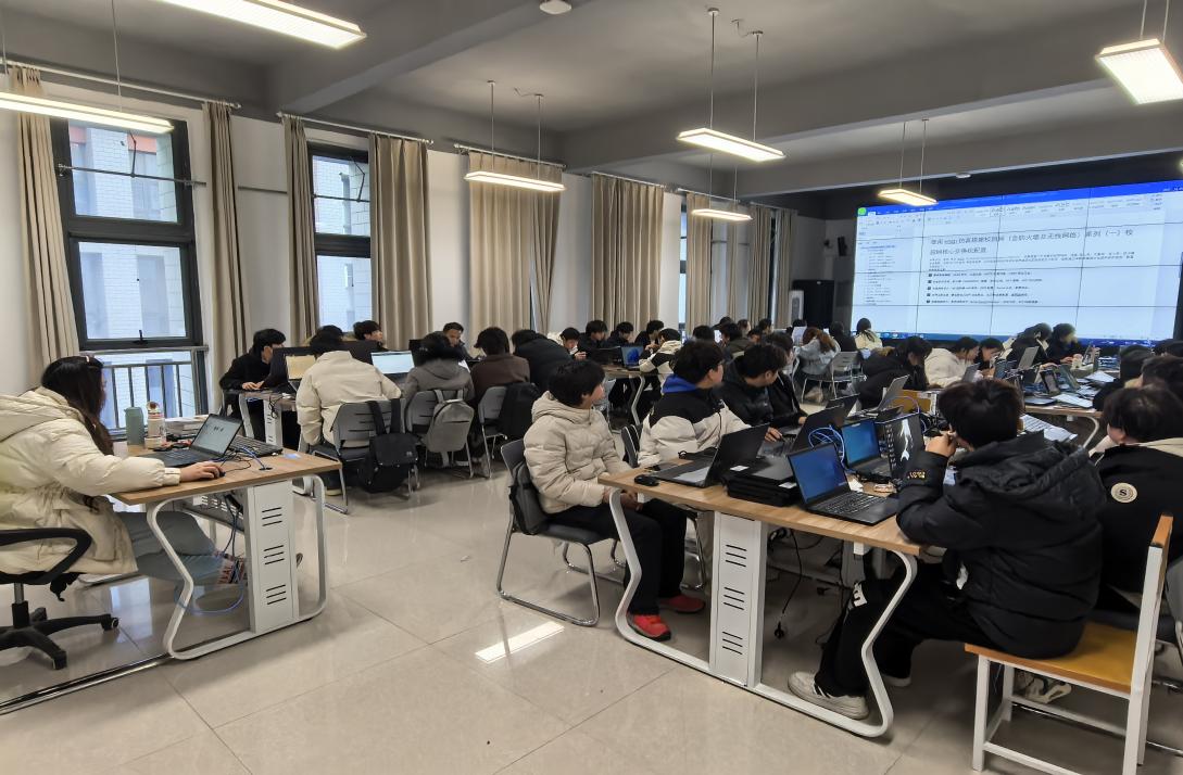數字時代的攀登者 河南信息統計職業學院在教育科技領域的技術革新之路
