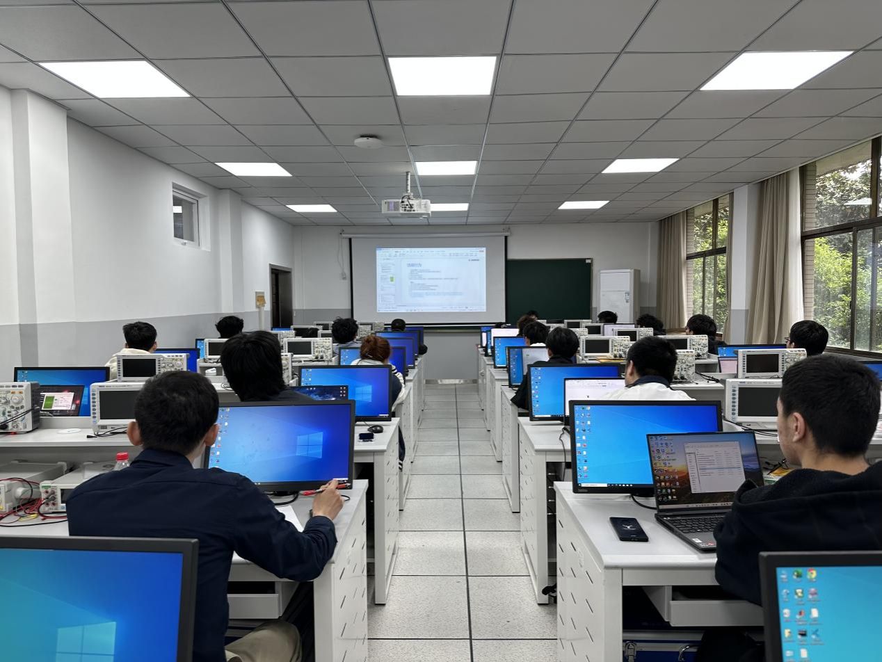 信息學子閃耀機器人賽場，教育科技開發結碩果